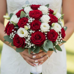 זר כלה ורדים אדומים וליזאנטוס